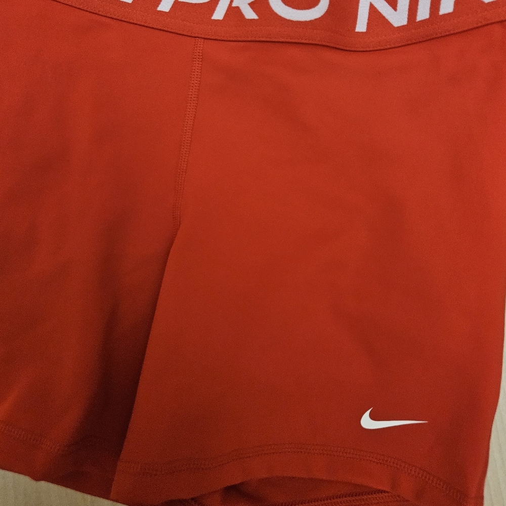 Nike Women's Red Shorts Size Meduim - Picture 4 of 7